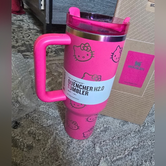 EXCLUSIVE MUST-HAVE Stanley x Hello Kitty 40 oz Quencher H2.0 Tumbler - Picture 5 of 12